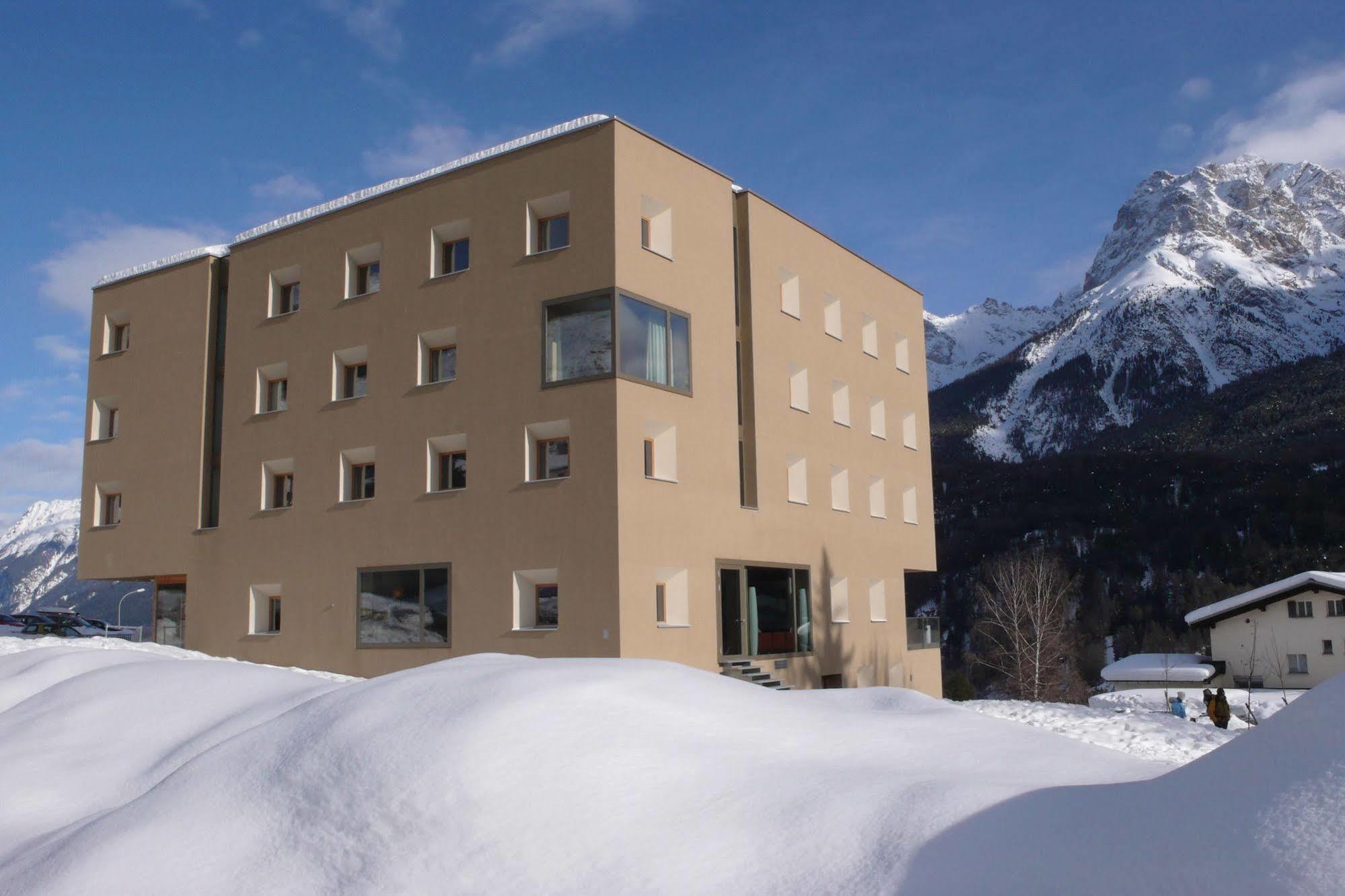 Scuol Youth Hostel Exterior photo