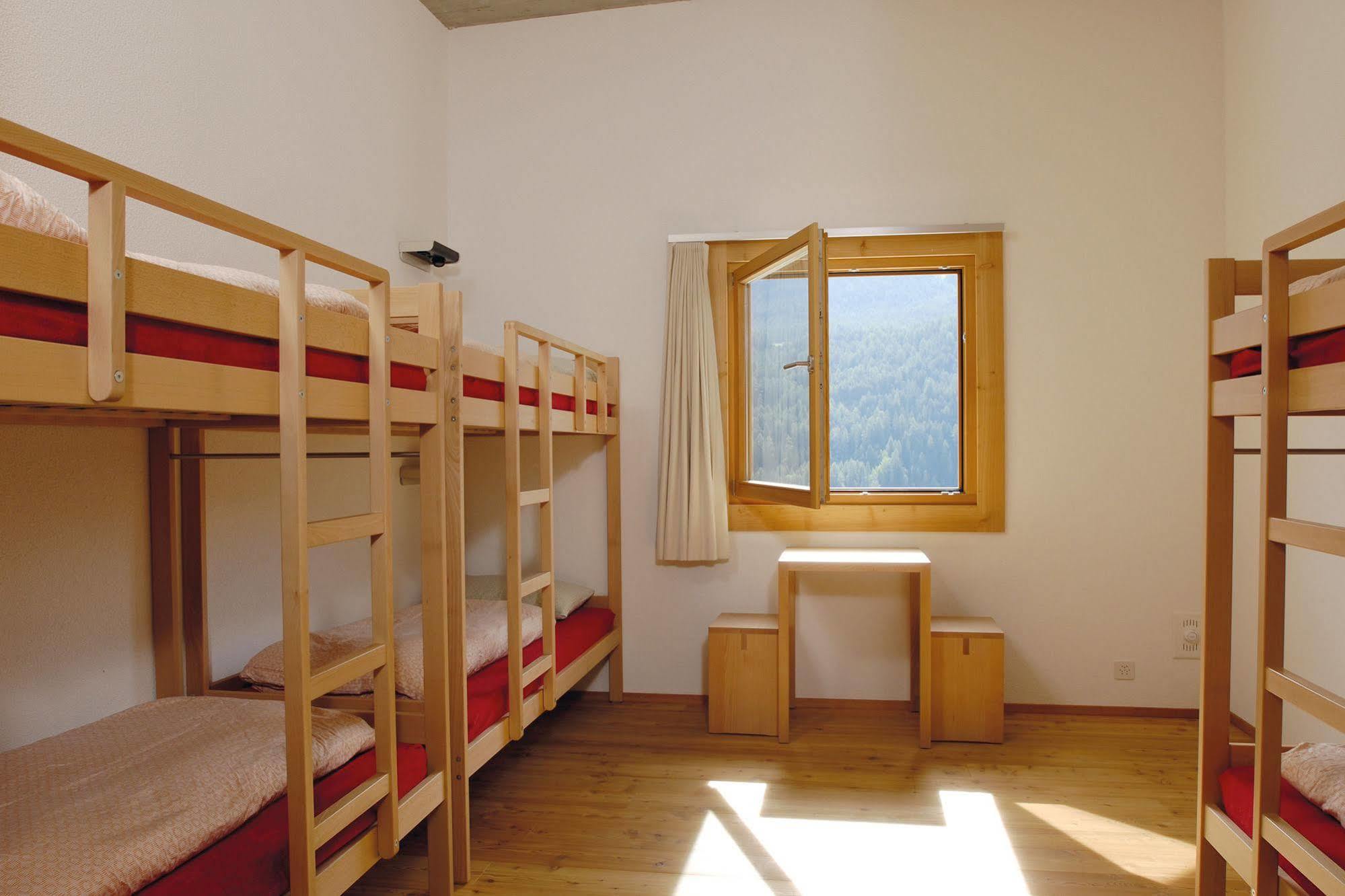 Scuol Youth Hostel Exterior photo